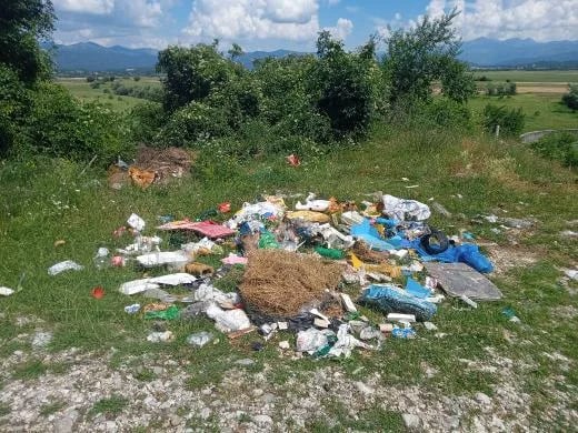 ČITAOCI ŠALJU: Bacaju smeće, uginule životinje...