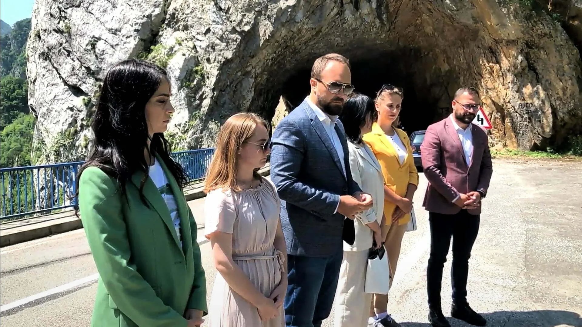 Položeno cvijeće na mjestu ubijene porodice Klapuh u Plužinama