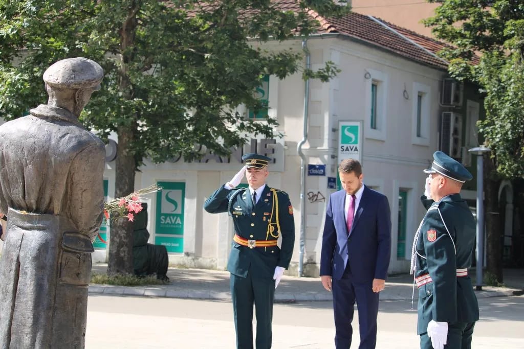 Vuković položio vijenac na spomenik Ljubu Čupiću