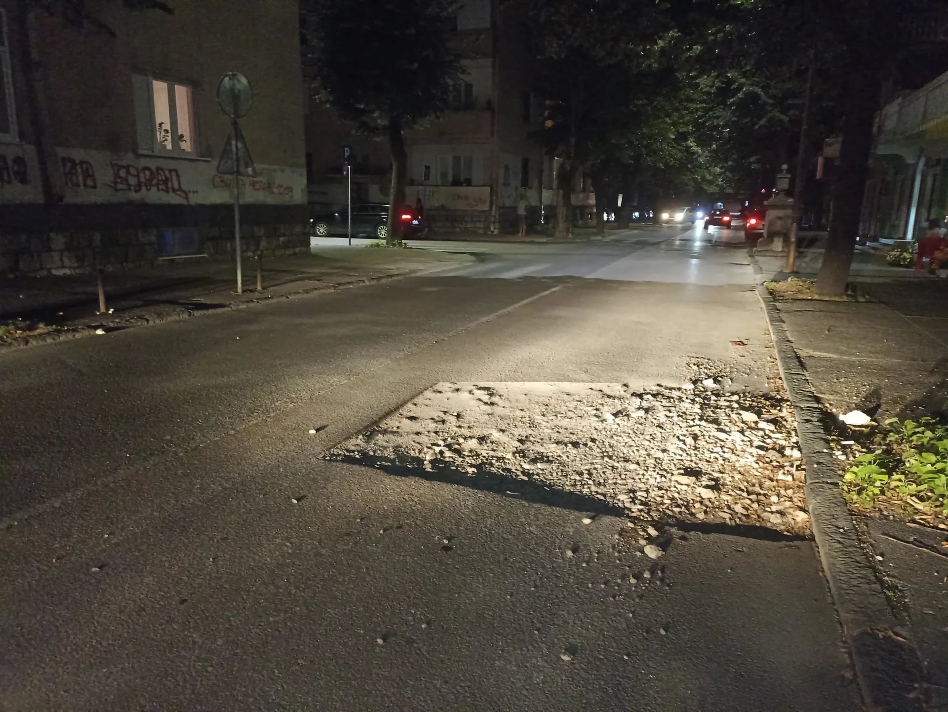 ČITAOCI ŠALJU: Rupa danima na putu u centru grada