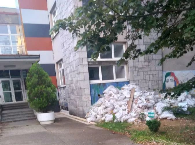 ČITAOCI ŠALJU: Otpad kod OŠ "Ratko Žarić"