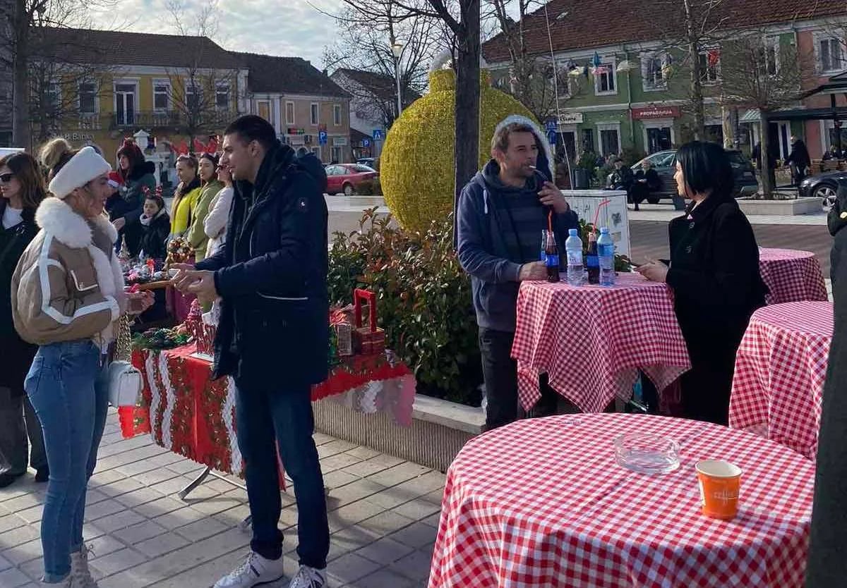 (FOTO) Otvoren bazar na Trgu slobode