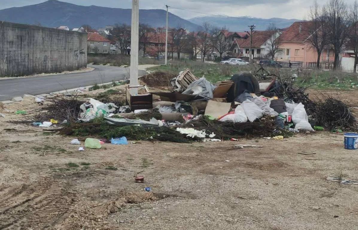 ČITAOCI ŠALJU: Dragova Luka zatrpana smećem