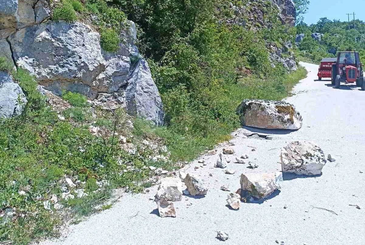 (FOTO) Odroni ugrožavaju put do Golije, apel mještana i putnika