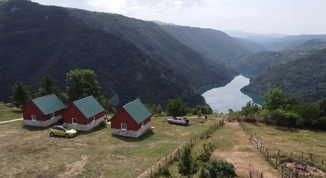 (VIDEO) BIRAJMO NIKŠIĆKO: Predstavljamo vam Rural resort "Tron"