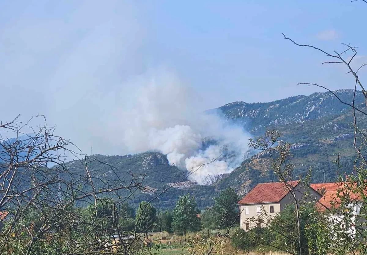 Zaustavili širenje požara prema Budošu, dežura 30 vatrogasaca