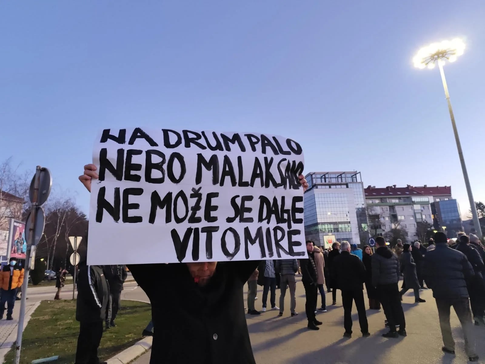 Grupa građana blokirala kružni tok