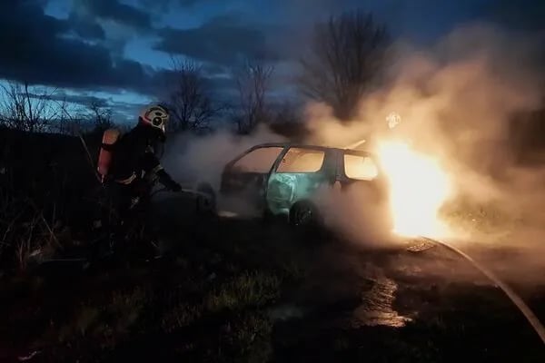 U požaru na Vrtačkoj brani uništeno vozilo