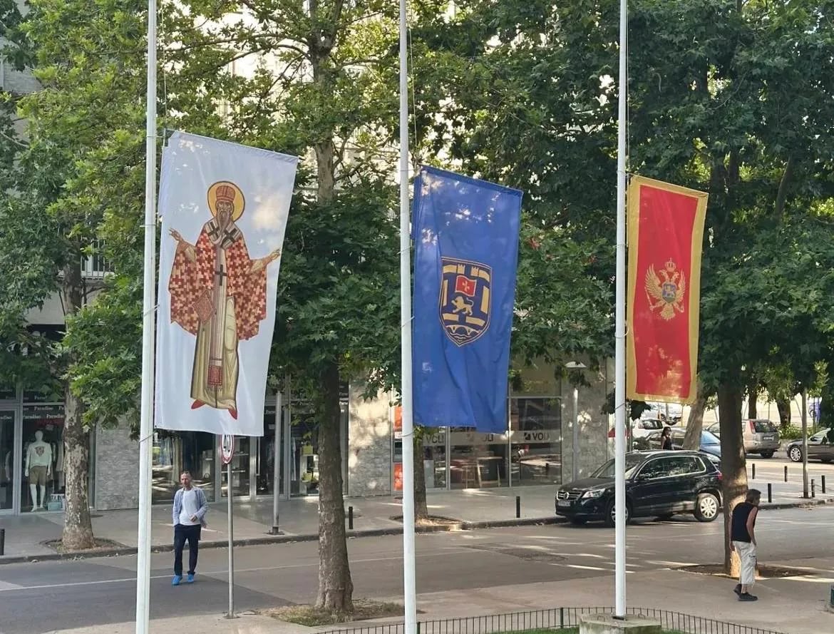 Zastave ispred Opštine Nikšić na pola koplja
