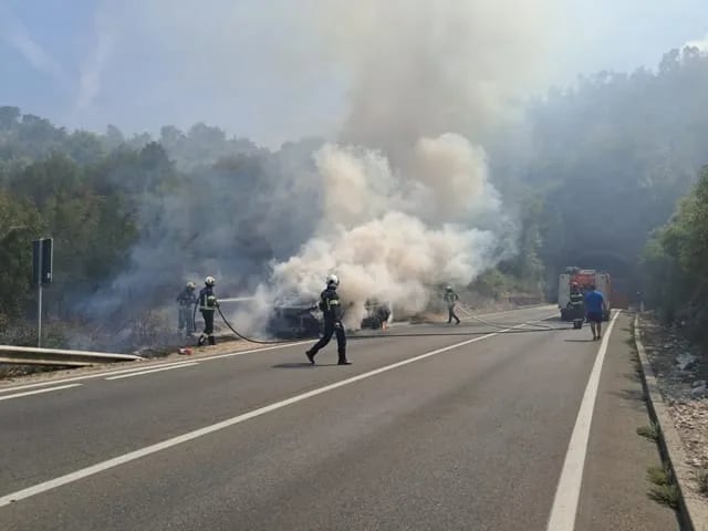 Zapalio se kombi na putu Nikšić-Danilovgrad