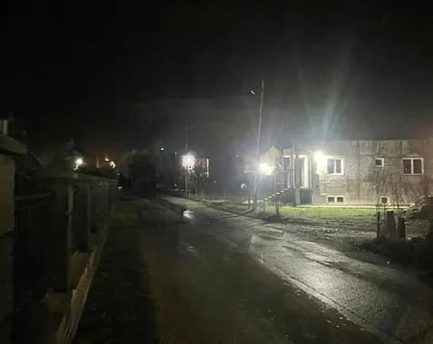 (FOTO) Rupe u asfaltu duž Ulice ''18. septembar'', javna rasvjeta u kvaru