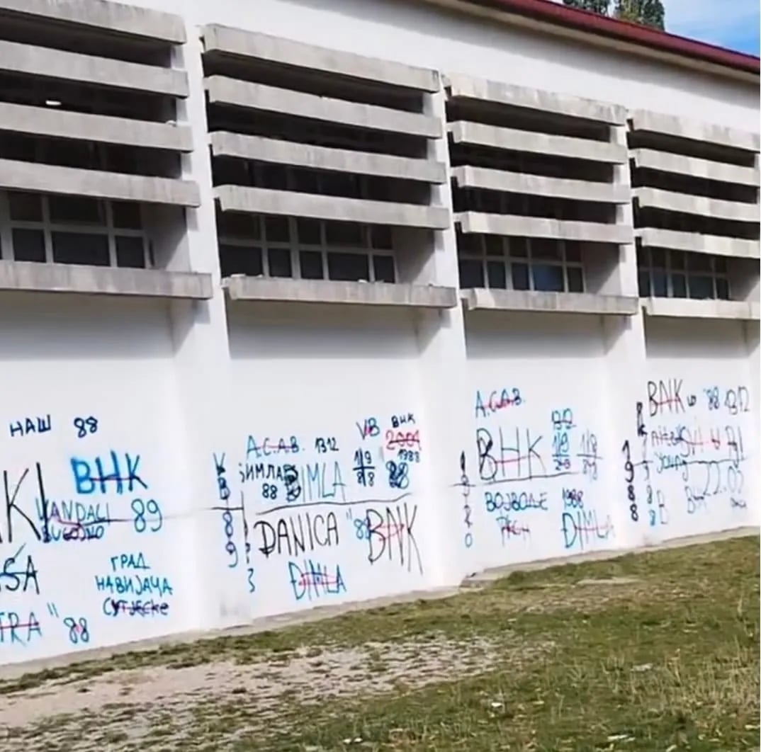 ČITAOCI ŠALJU: Fasade OŠ "Braća Labudović" i vrtića "Bajka" išarane porukama i potpisima