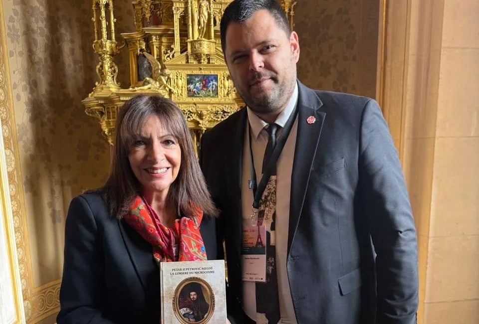 Kovačević gradonačelnici Pariza poklonio "Luču mikrokozma"