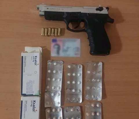 Uhapšen Nikšićanin, kod njega pronađena falsifikovana lična karta, startni pištolj i tablete sa liste opijata