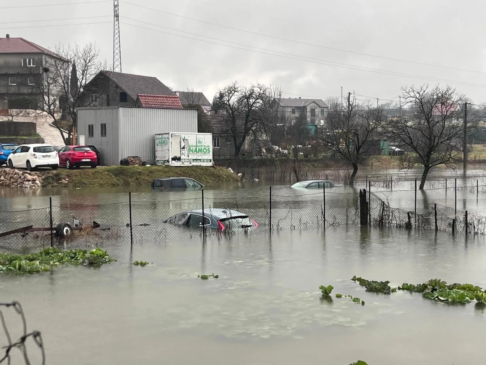 (FOTO) Ugroženo nekoliko kuća u Grebicama, potopljen auto-otpad