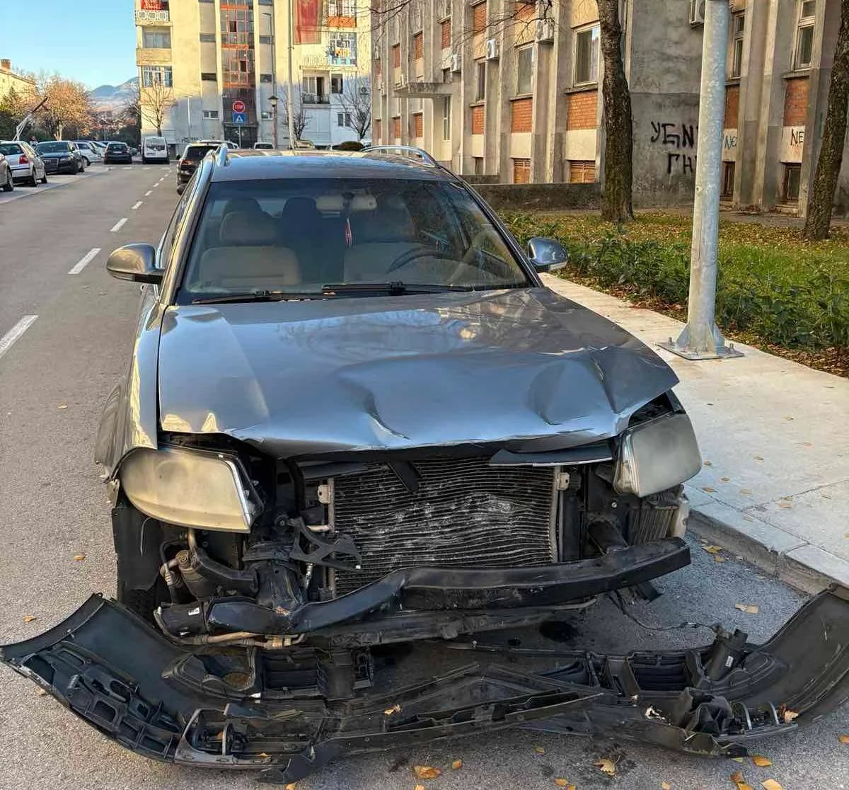 ČITAOCI ŠALJU: Havarisan automobil mjesecima stoji u Ulici Dragice Pravice