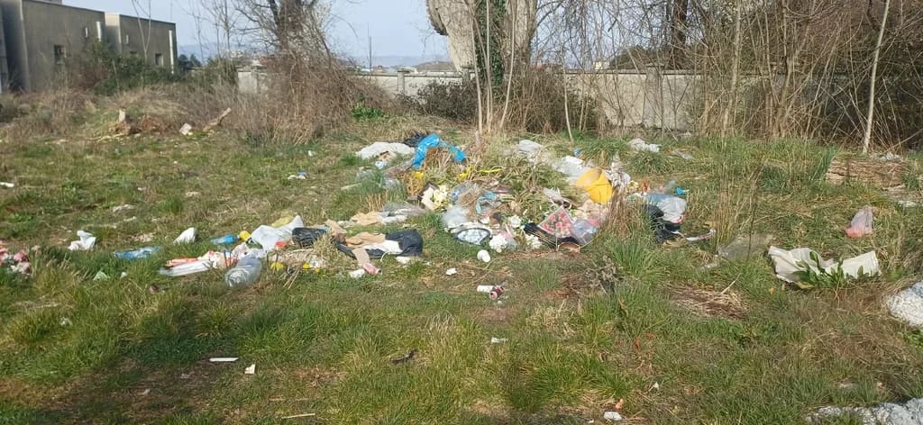 ČITAOCI ŠALJU: Deponije su svuda sramne, a na groblju posebno