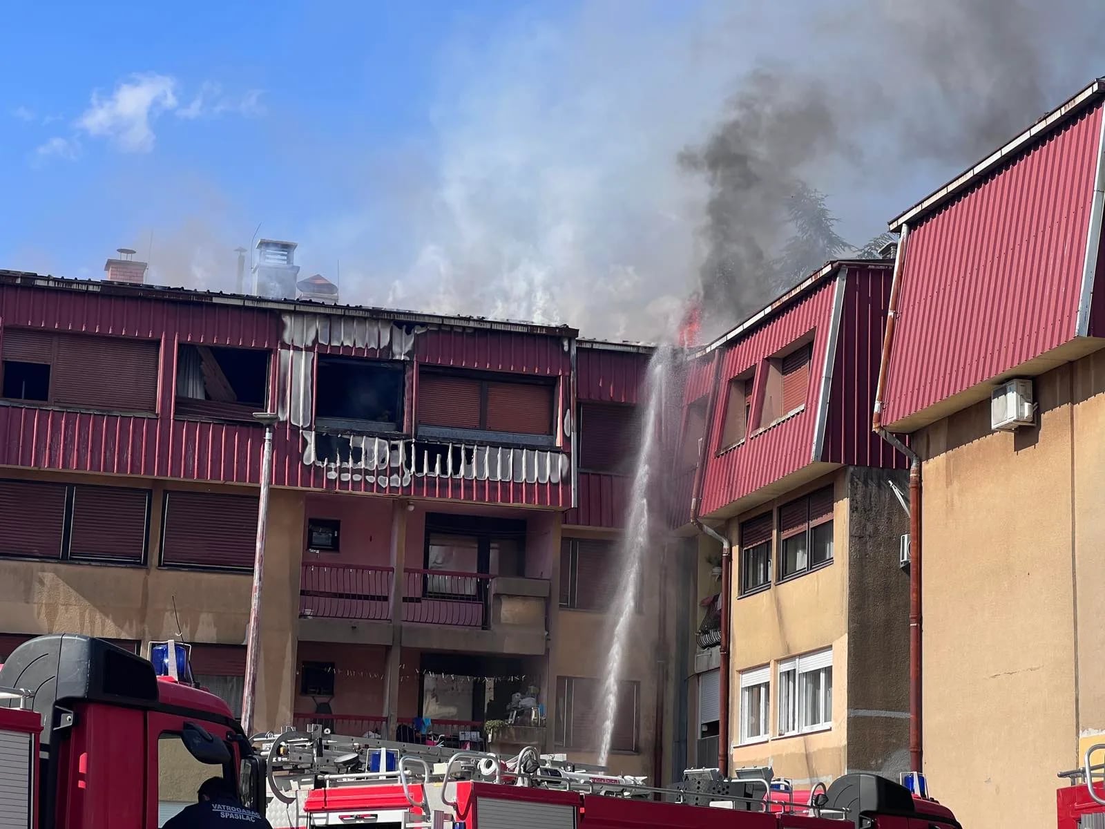 (FOTO) Izgorio stan u potkrovlju, nema povrijeđenih