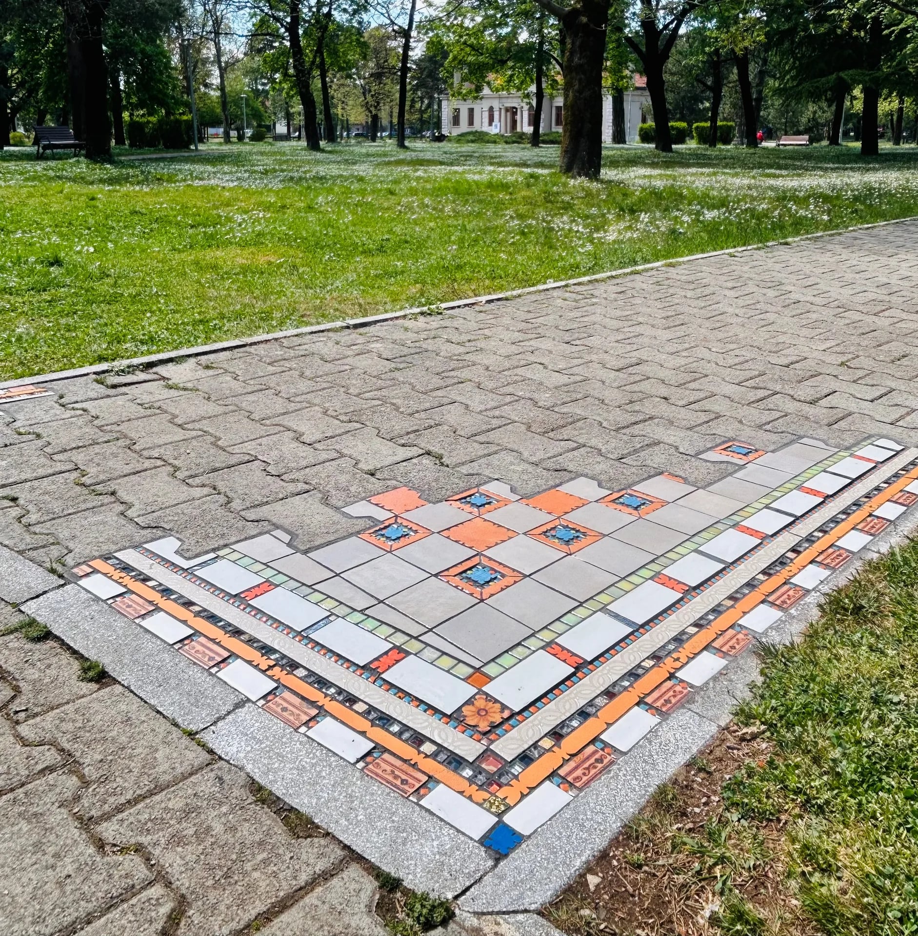 (FOTO) Radovi anonimnog umjetnika Ememem-a jutros osvanuli širom Nikšića