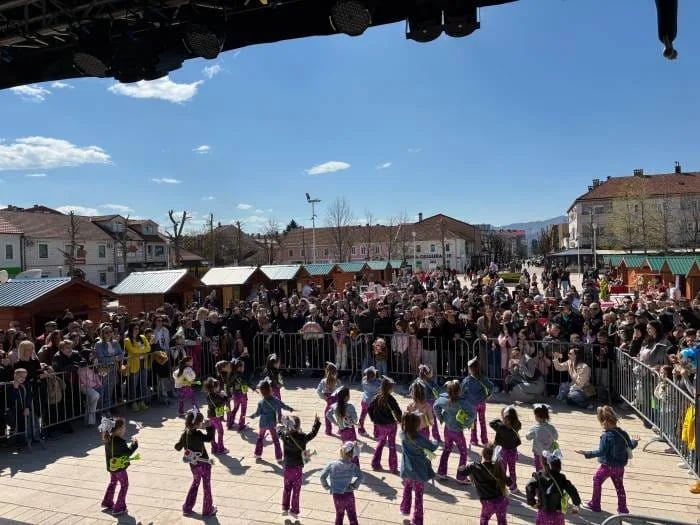 FOTO: Nikšićka mladost na Trgu slobode