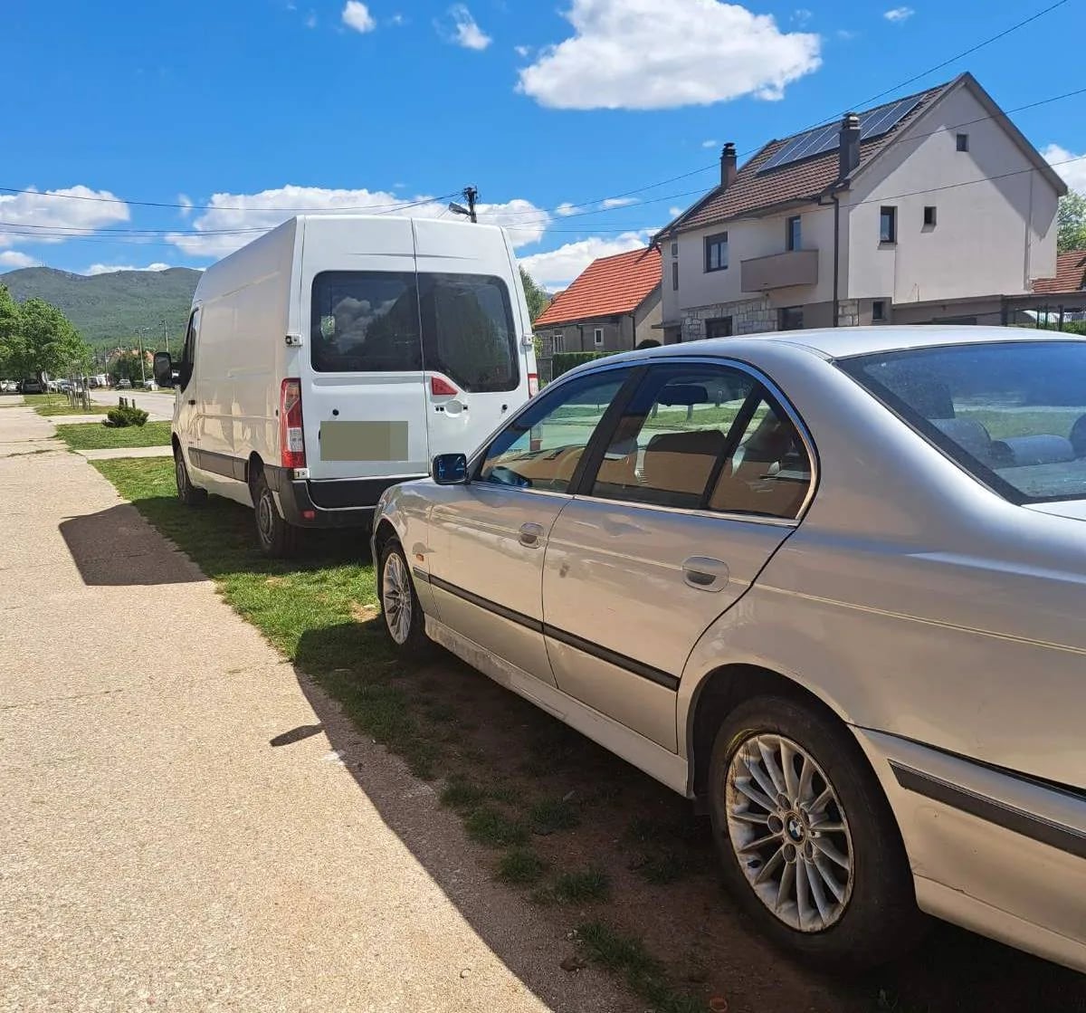ČITAOCI ŠALJU: Plati kaznu ako zakasniš sa porukom, ali ne i za parkiranje na travi