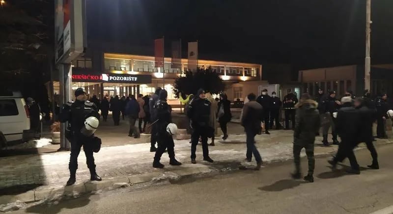 Protest i podrška gostovanju Bećkovića, policija spriječila incident