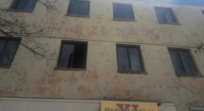 Jak vjetar polomio staklo na zgradi