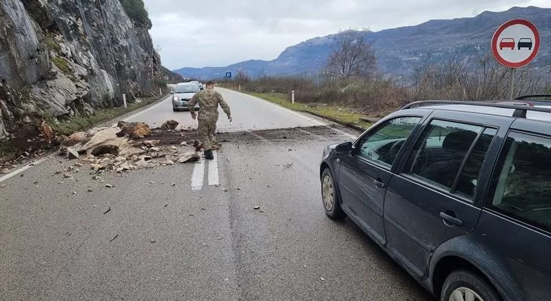 Mladić uklonio odron sa puta i usmjeravao saobraćaj