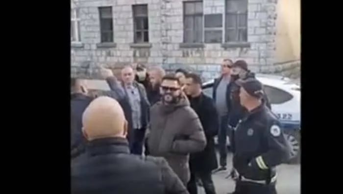 Abazović prišao okupljenima ispred RTVNK i sa njima skandirao "izdaja"
