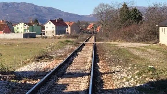 Dvije osobe povrijeđene u sudaru voza i automobila