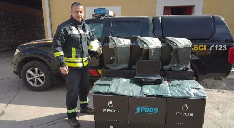 Nikšićkim vatrogascima doniran GPS uređaj, čizme, kišne kabanice...