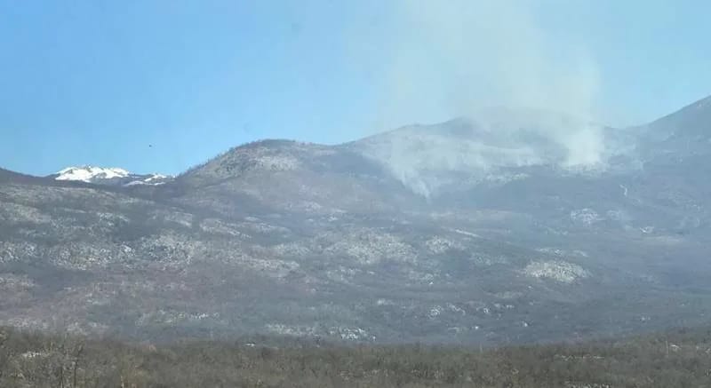 Nikšićki vatrogasci spašavaju kuće i vikendice u Orahu