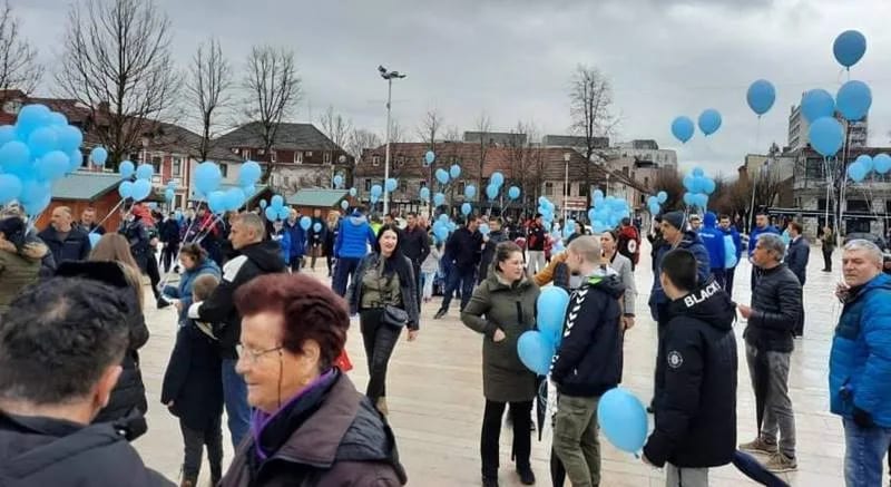 Plavi baloni u znak podrške osobama sa autizmom