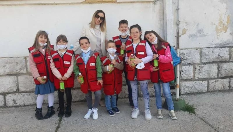 Najmlađi volonteri Crvenog krsta uručili poklone mališanima na dječijem odjeljenju