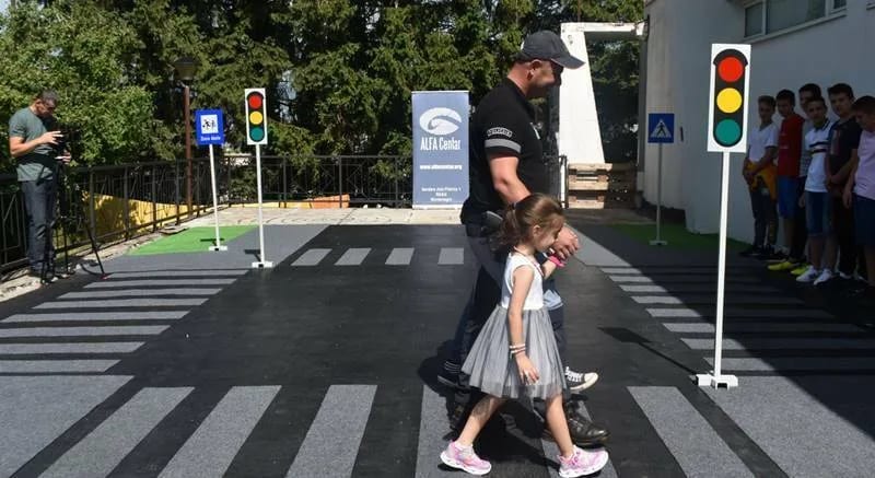 OŠ "Braća Labudović" dobila mobilni saobraćajni poligon za edukaciju djece