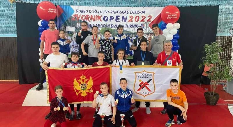 Pehari i medalje za džudiste Akademika