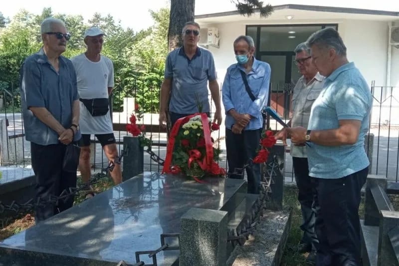 Članovi nikšićkog OK JKP položili cvijeće na grob narodnog heroja Ljuba Čupića