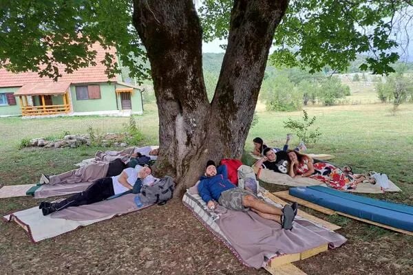 Počelo takmičenje u ležanju – za 350 eura se bori devet takmičara