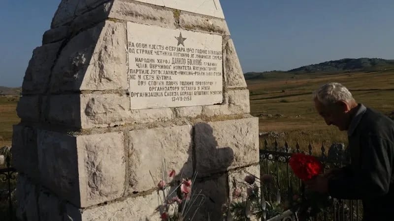 Članovi NVO "Zagrad Montenegro" položili cvijeće na spomenik narodnog heroja Danila Bojovića