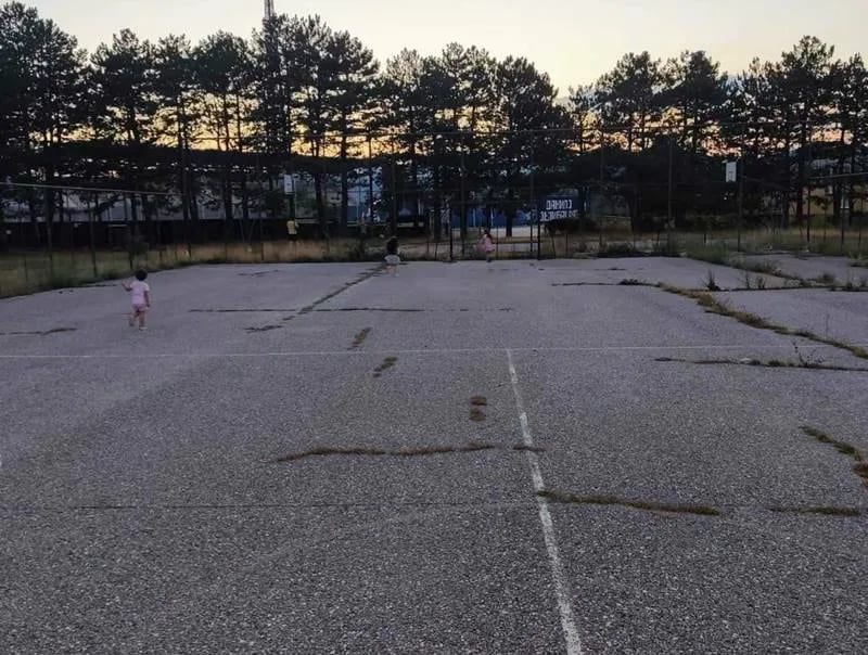 FOTO: Sportski teren OŠ „Braća Labudović“ godinama čeka uređenje