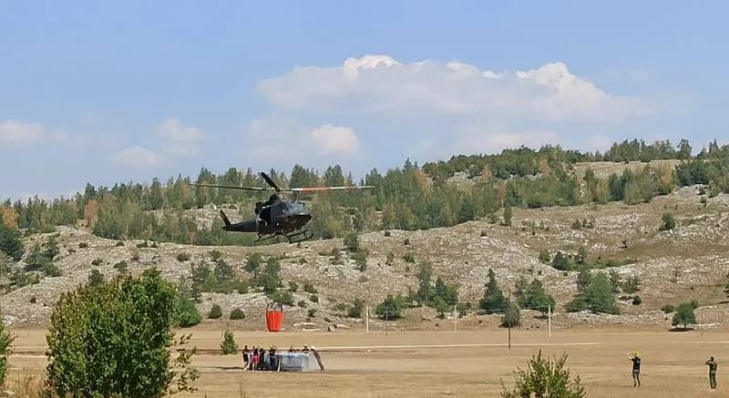 Akcija gašenja požara uz pomoć helikoptera Vojske CG