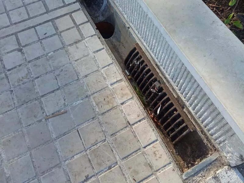 ČITAOCI ŠALJU: Slomljene slivne rešetke na Trgu slobode (Foto)