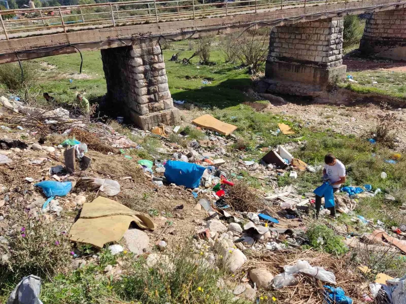"Gračanica pretvorena u divlju deponiju": Sakupili 350 kg otpada