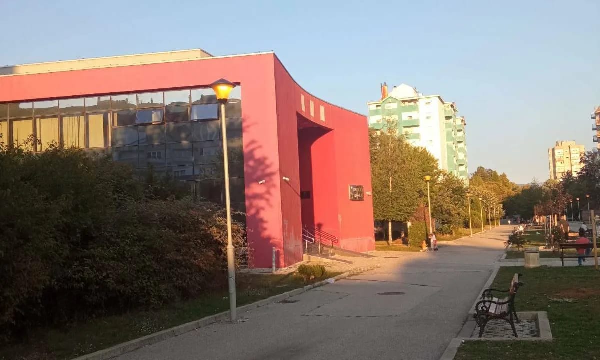 ČITAOCI ŠALJU: Pozivi da štedimo struju, a rasvjeta radi usred bijela dana (Foto)