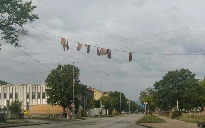 ČITAOCI ŠALJU: Pohabane i izblijedjele državne zastave, ko mari za to (Foto)
