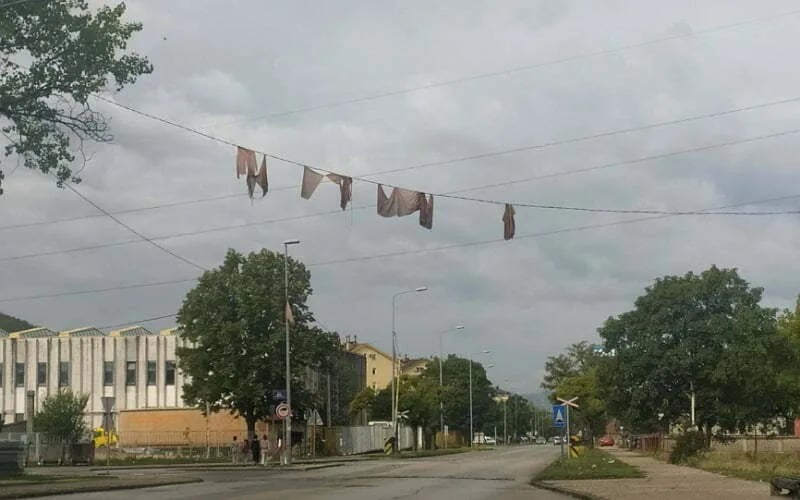 ČITAOCI ŠALJU: Pohabane i izblijedjele državne zastave, ko mari za to (Foto)