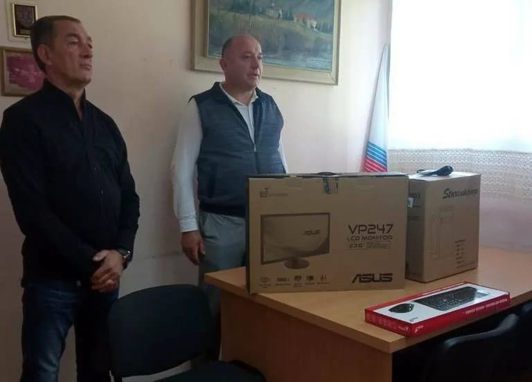 Kompjuter, monitor i tastatura za OŠ "Dušan Bojović"