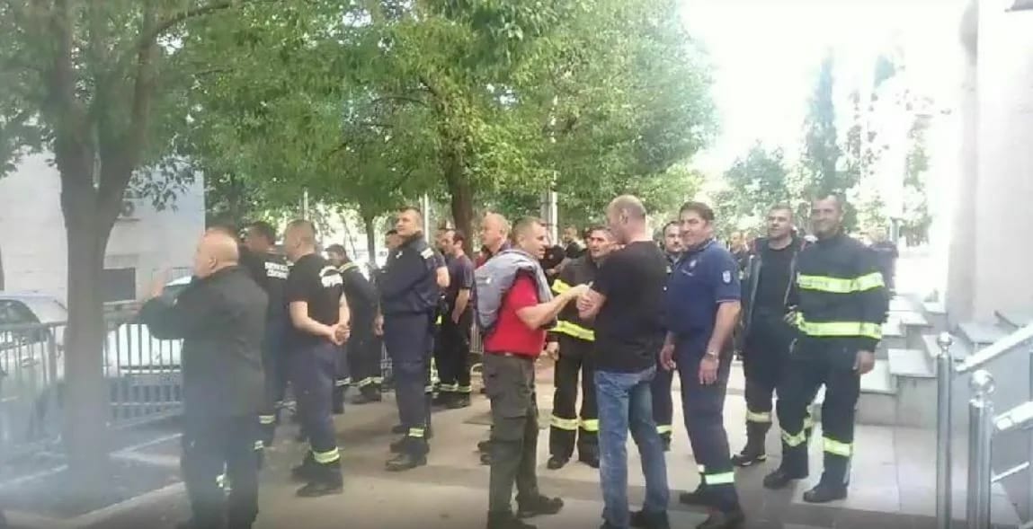 Abazović vatrogascima obećao nadoknade i veće koeficijente