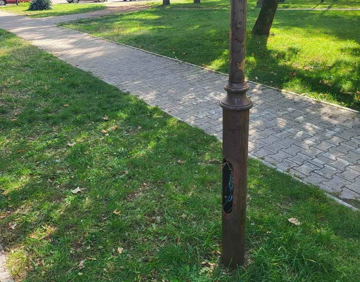 ČITAOCI ŠALJU: Otvorene električne instalacije na stubu rasvjete