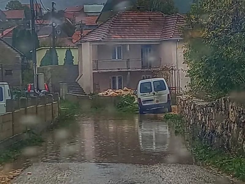 ČITAOCI ŠALJU: Kiša onemogućila prolaz mještanima Relejske ulice